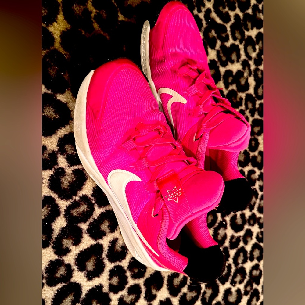 Girls Nike Star shoes size 2. NWOT. Worn once.